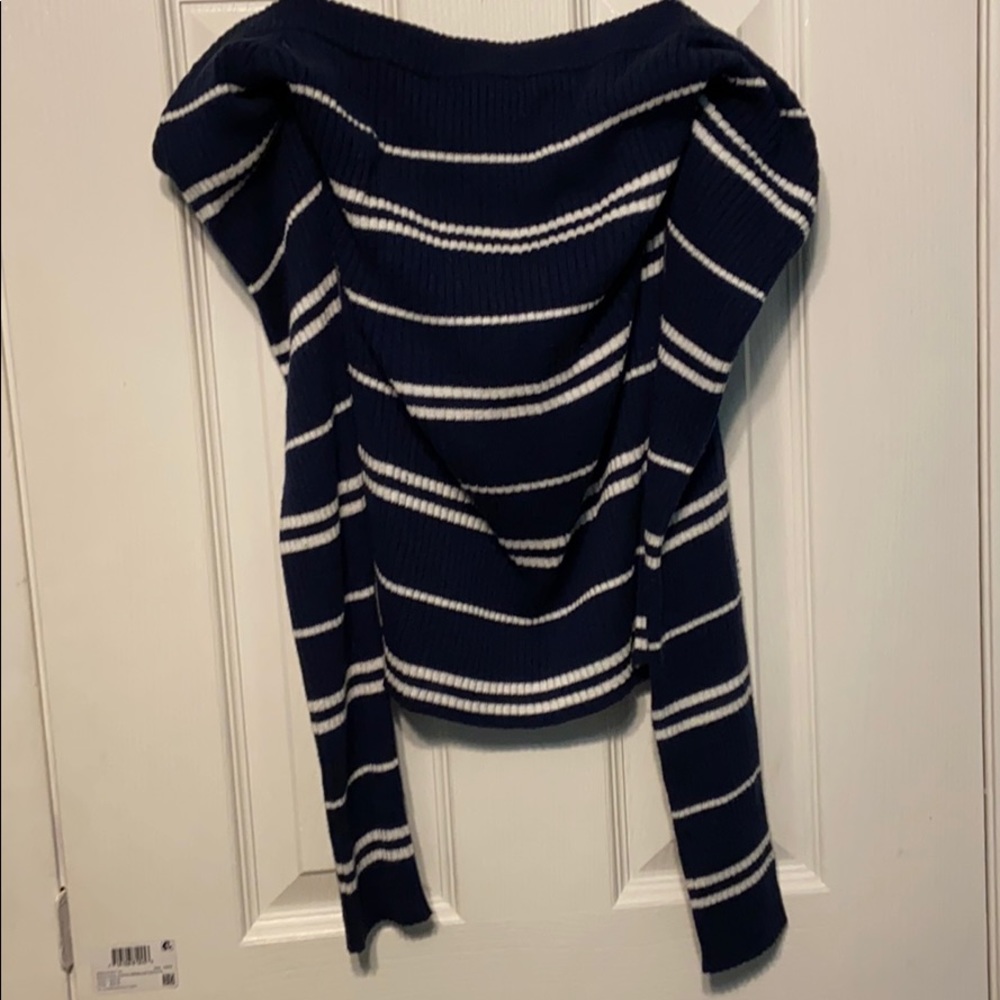 Shoulderless sweater
